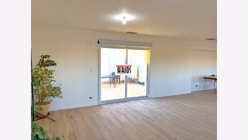 A louer local 95m² + terrasse en ZA à la Moutonne