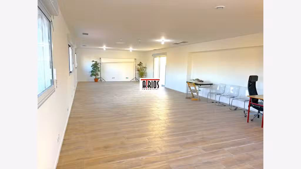A louer local 95m² + terrasse en ZA à la Moutonne
