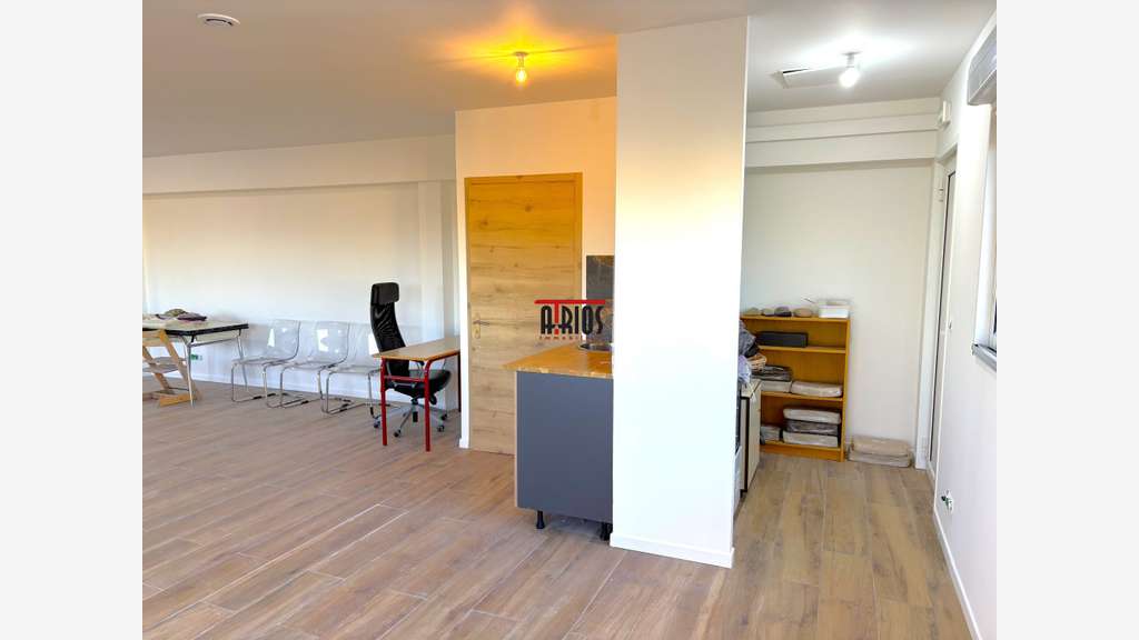 A louer local 95m² + terrasse en ZA à la Moutonne