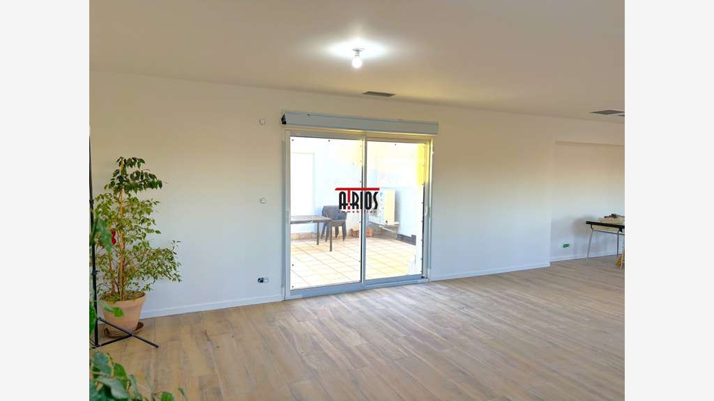 A louer local 95m² + terrasse en ZA à la Moutonne