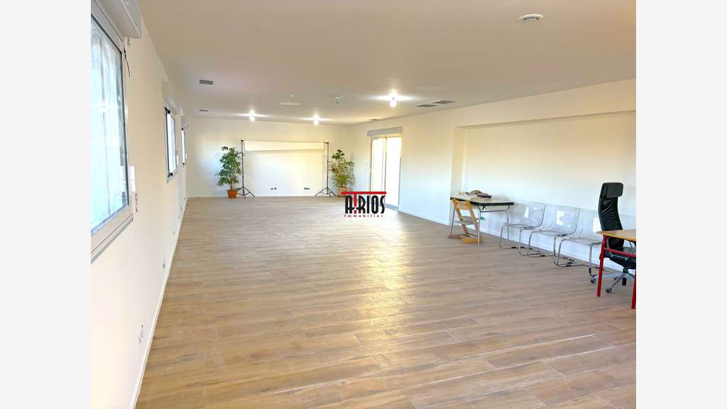 A louer local 95m² + terrasse en ZA à la Moutonne