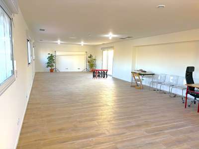 A louer local 95m² + terrasse en ZA à la Moutonne