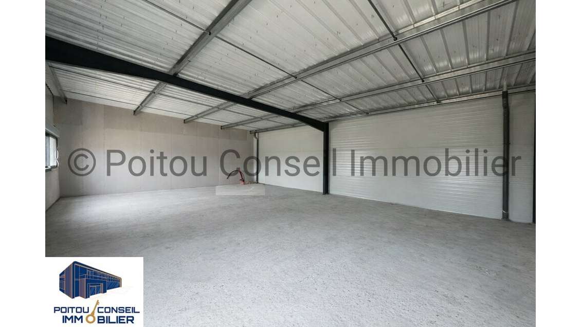 A louer local commercial neuf 95m² à La Crèche
