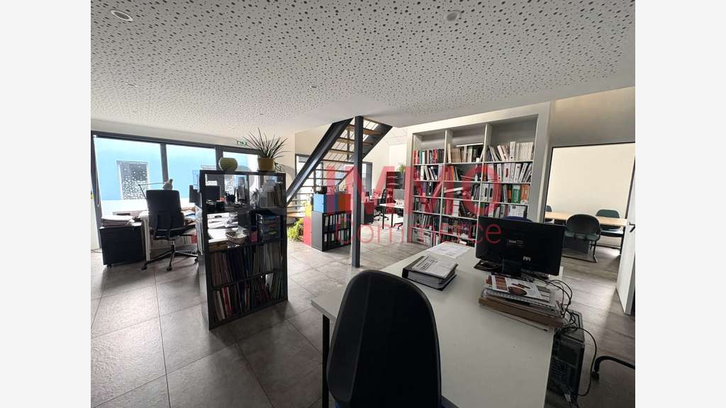 A louer bureaux 115m² avec parking à La Crèche