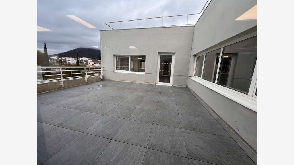 Plateau de bureaux excellent état 519m² La Farlède