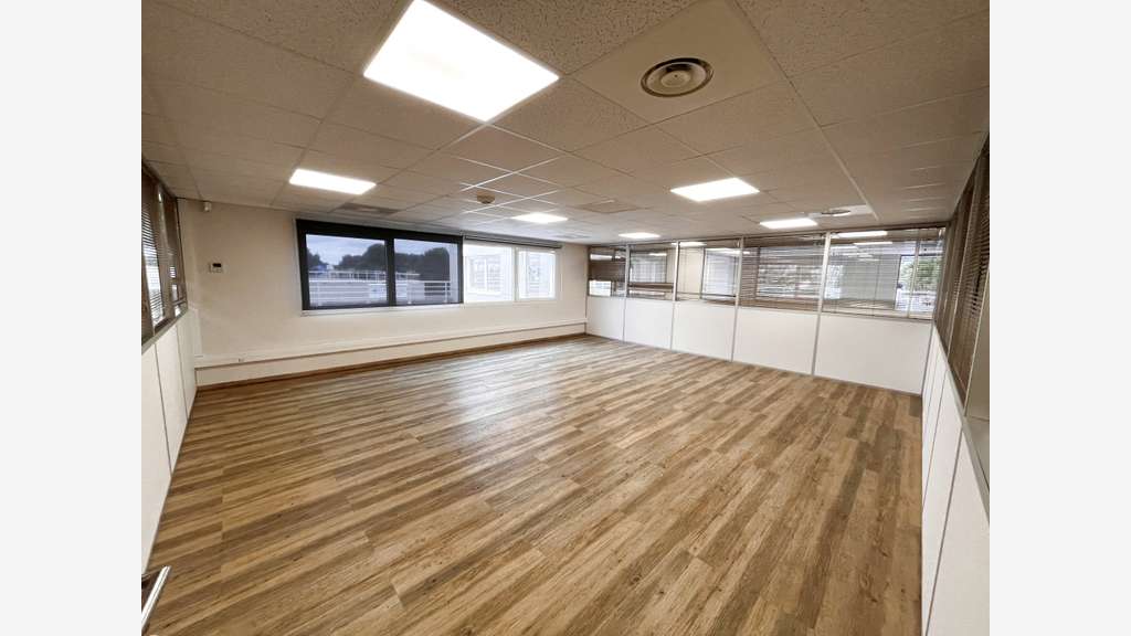 Plateau de bureaux excellent état 519m² La Farlède