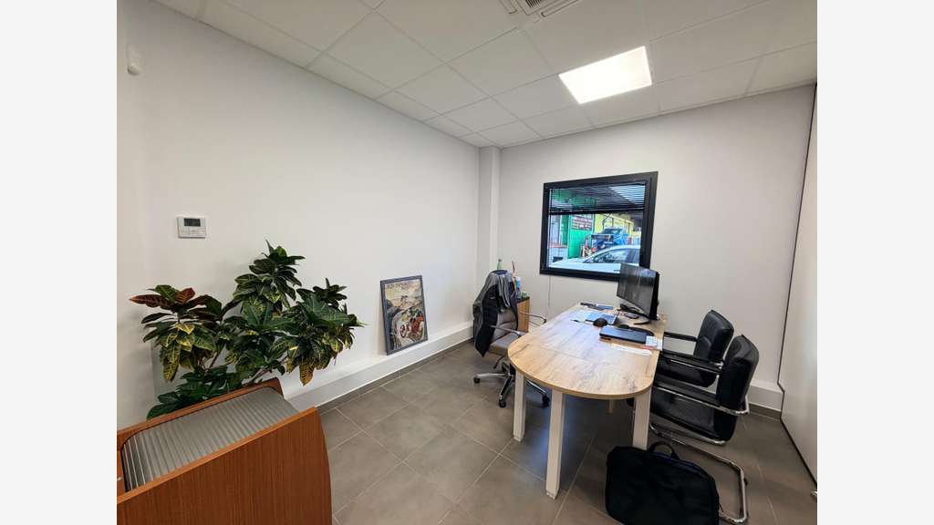 Bureaux de 184m² à louer en RDC en zi à la Farlède