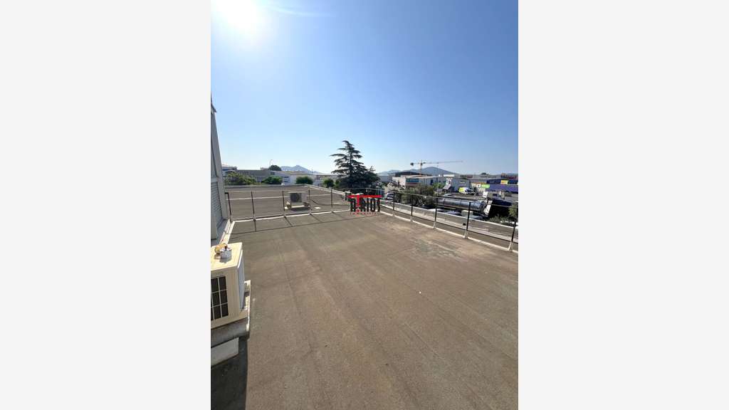 Loue bureaux 404m² sur 2 niveaux en zi de la Garde