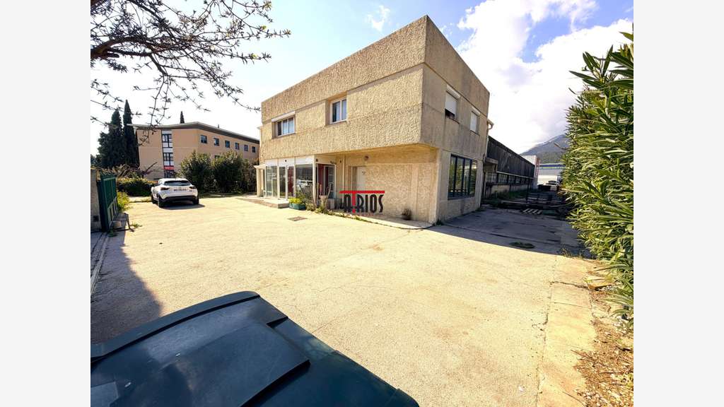 A louer bureaux de 280m² en zi de la Garde