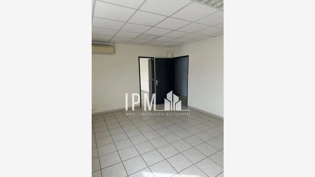 A louer bureaux 118 m² ZA Saint Mitre d'Aubagne