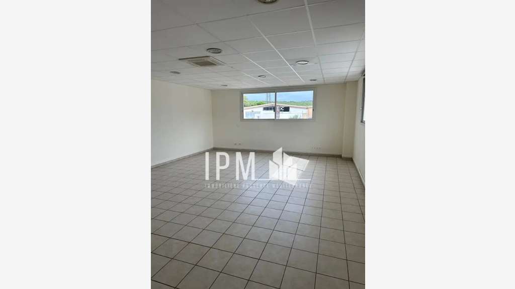 A louer bureaux 118 m² ZA Saint Mitre d'Aubagne