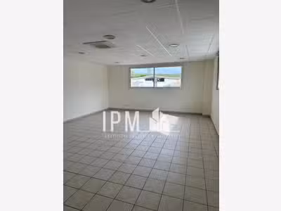 A louer bureaux 118 m² ZA Saint Mitre d'Aubagne