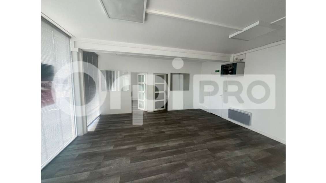A louer local commercial 62m² GARE TGV La Rochelle