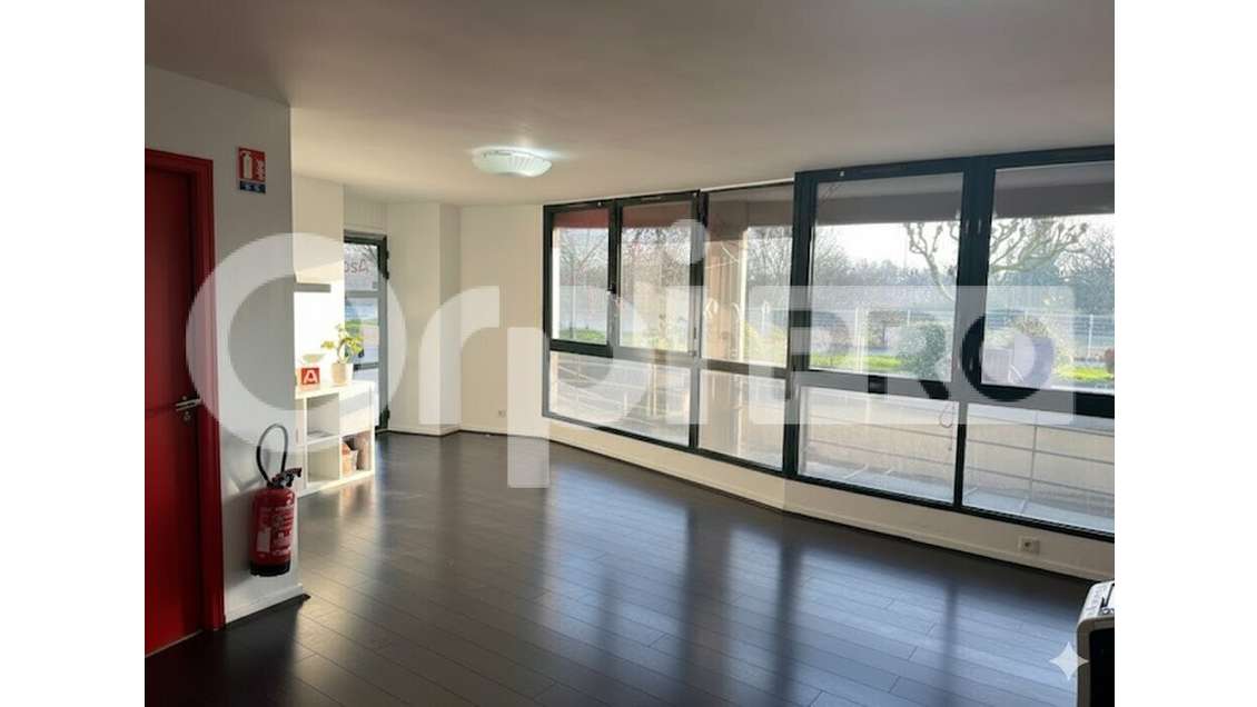 A louer bureaux de 64m² vitrine 10ml à La Rochelle