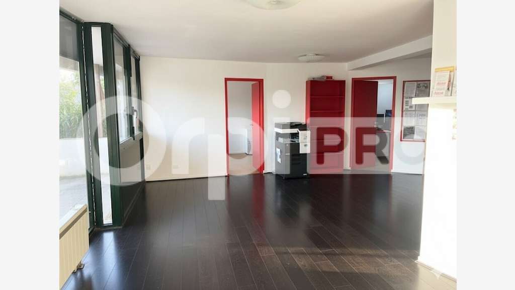 A louer bureaux de 64m² vitrine 10ml à La Rochelle
