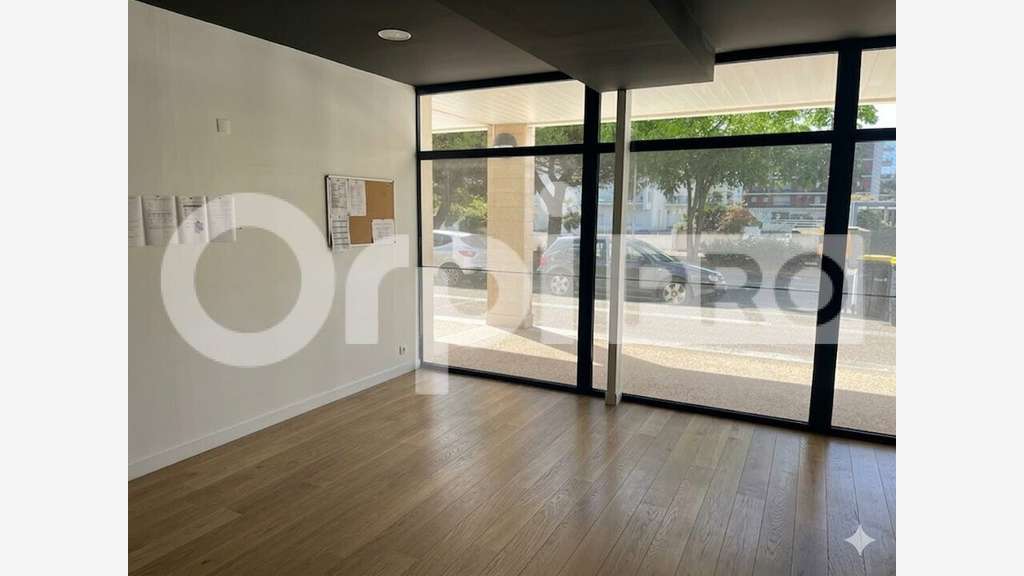 Loue local tertiaire 155m² à La Rochelle Minîmes