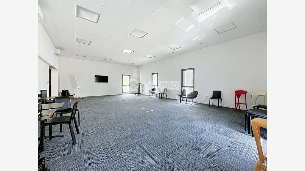Bureau 100m² RDC à louer à La Rochelle