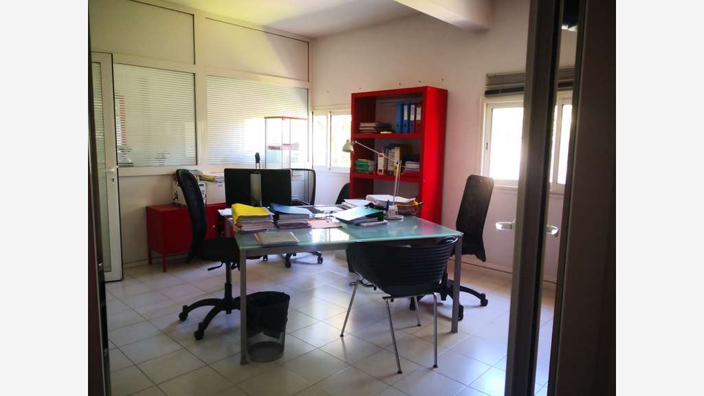 A louer bureaux 600m² avec parkings à la Seyne