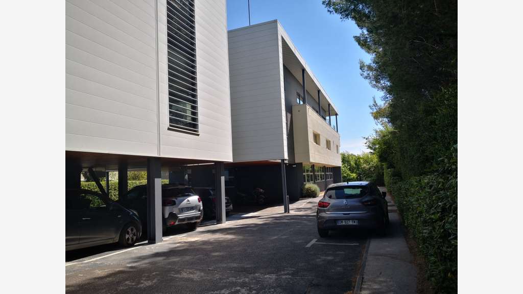 A louer bureaux 600m² avec parkings à la Seyne