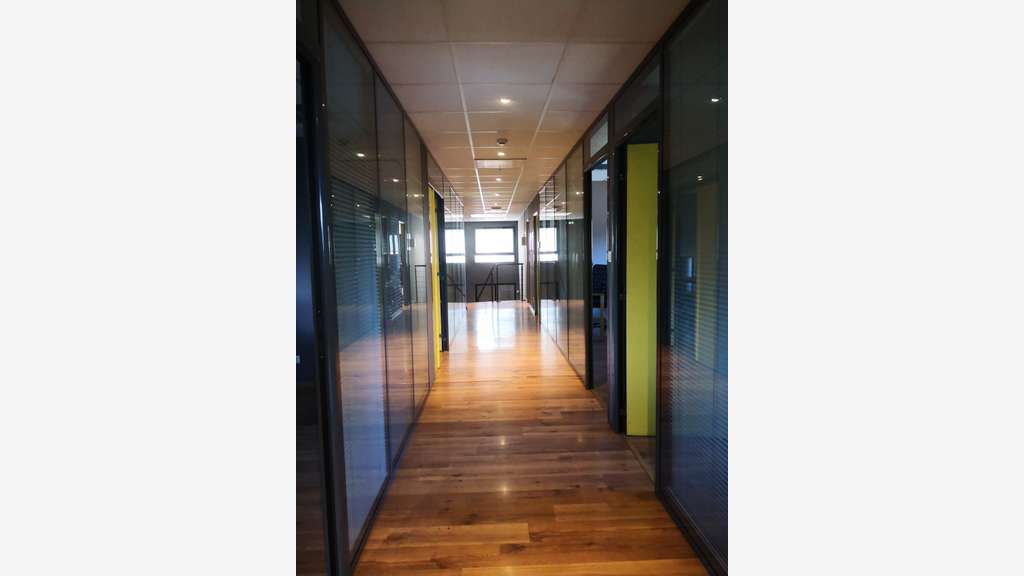 A louer bureaux 600m² avec parkings à la Seyne