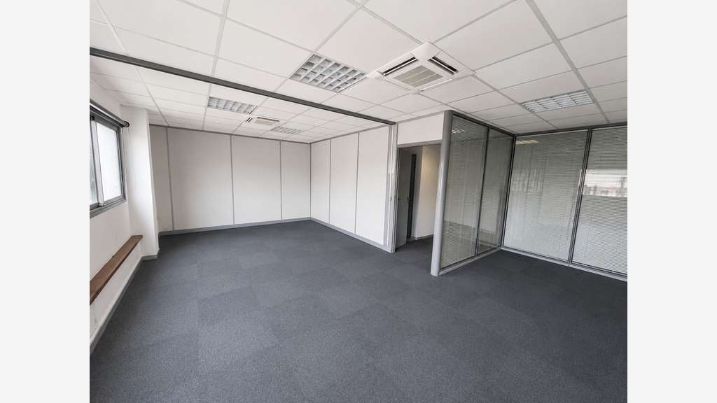 A louer bureaux 98m² zone commerciale La Valette