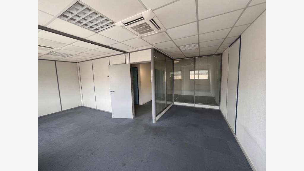 A louer bureaux 98m² zone commerciale La Valette
