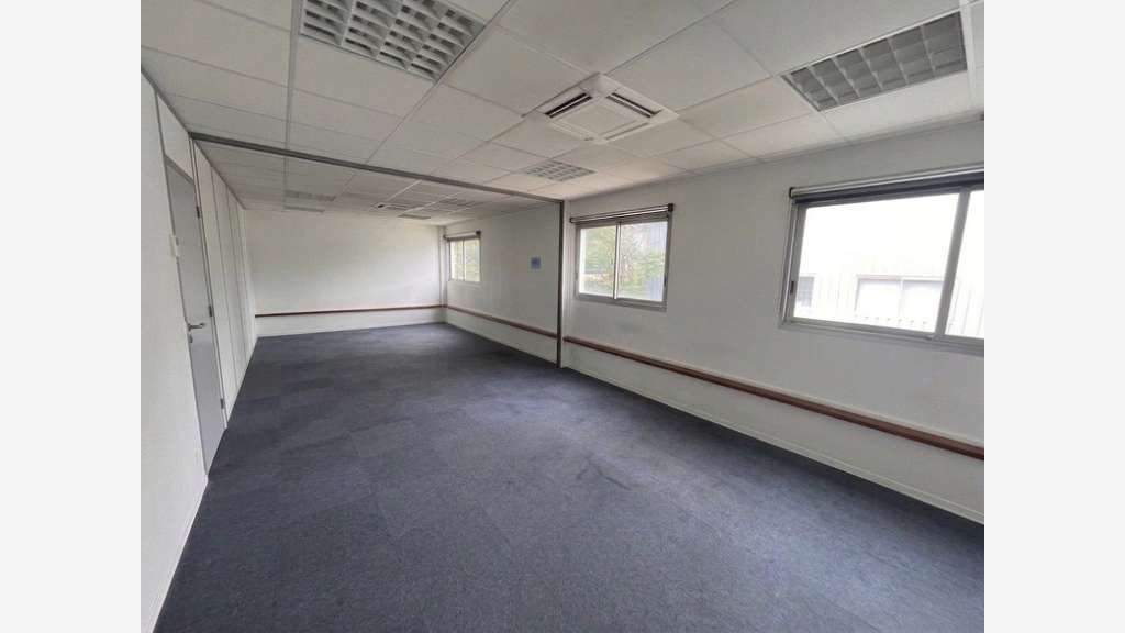 A louer bureaux 98m² zone commerciale La Valette