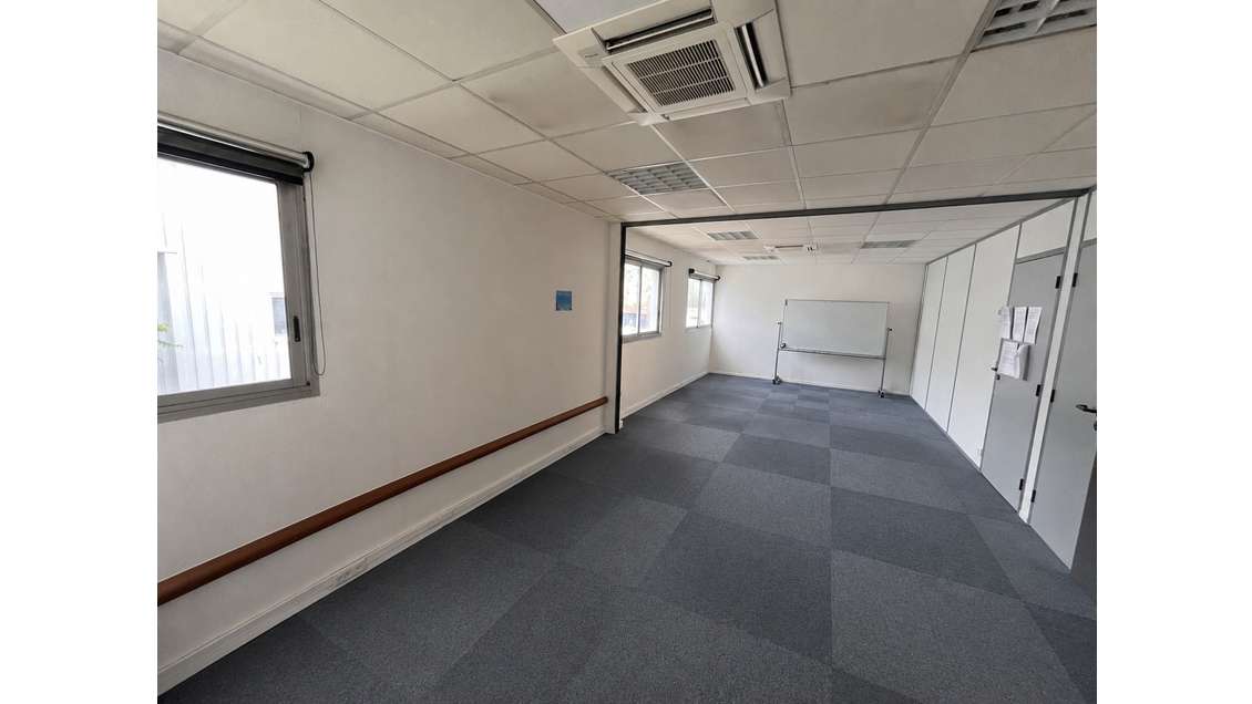 A louer bureaux 98m² zone commerciale La Valette