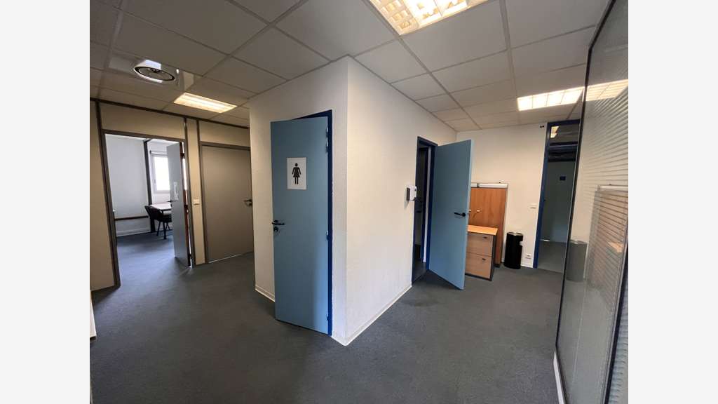 A louer bureaux 98m² zone commerciale La Valette