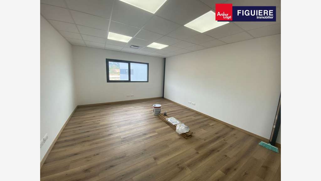 38m² de bureaux aménagés à louer Lamanon