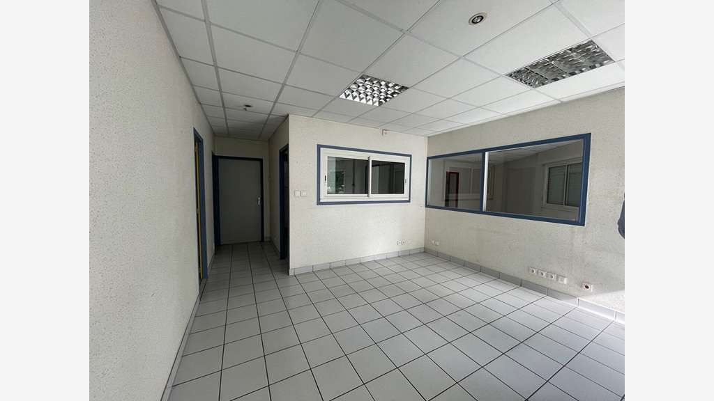 A louer bureaux 220m² proche RN12 à Lamballe 