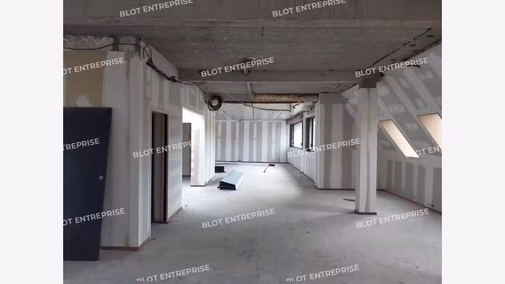 A louer bureaux 217m² belle visibilité Landerneau
