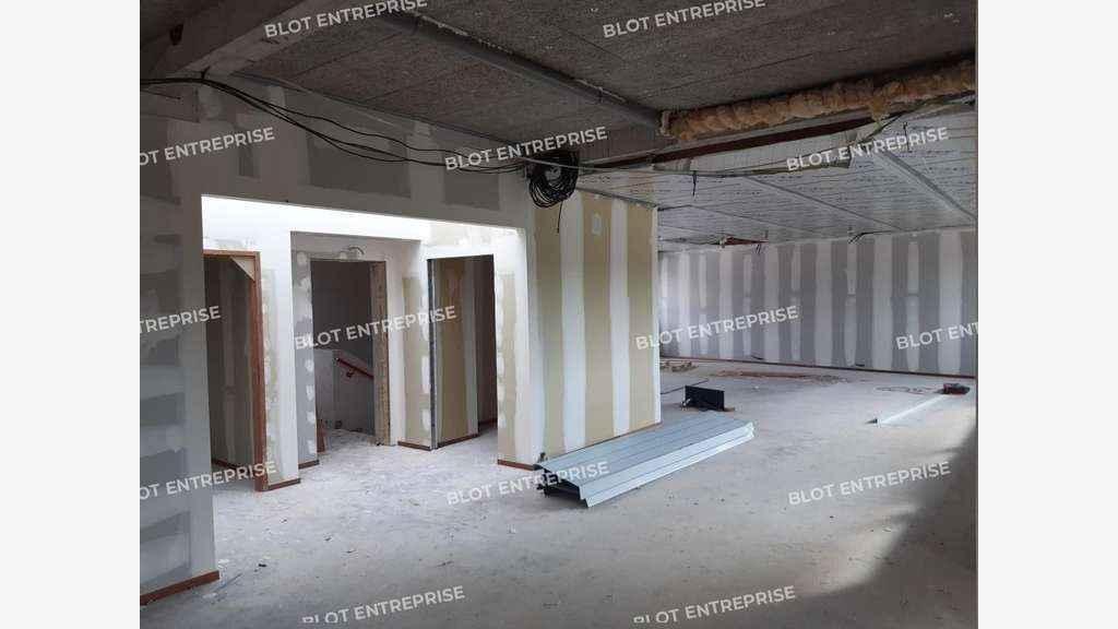 A louer bureaux 217m² belle visibilité Landerneau