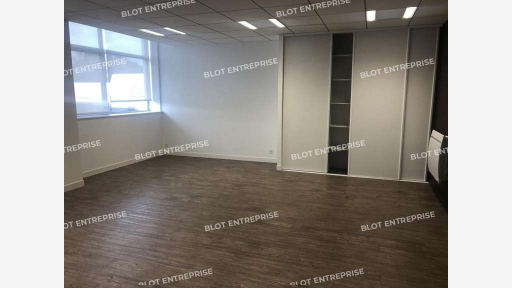 A louer bureaux 175m² à Landerneau au bord de RN12