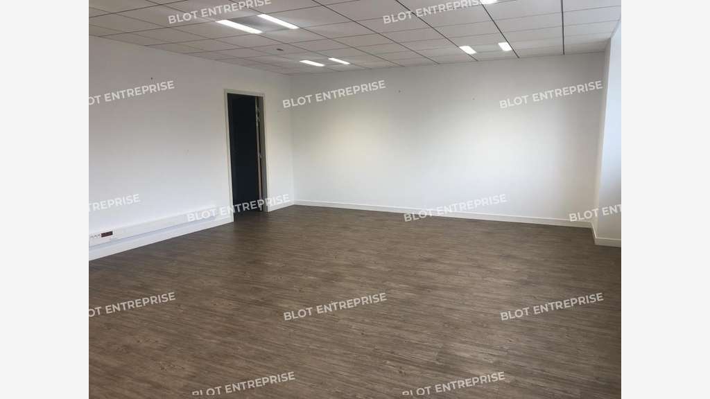 A louer bureaux 175m² à Landerneau au bord de RN12