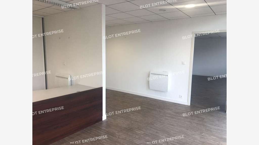 A louer bureaux 175m² à Landerneau au bord de RN12