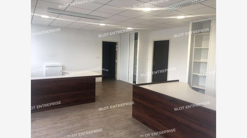 A louer bureaux 175m² à Landerneau au bord de RN12