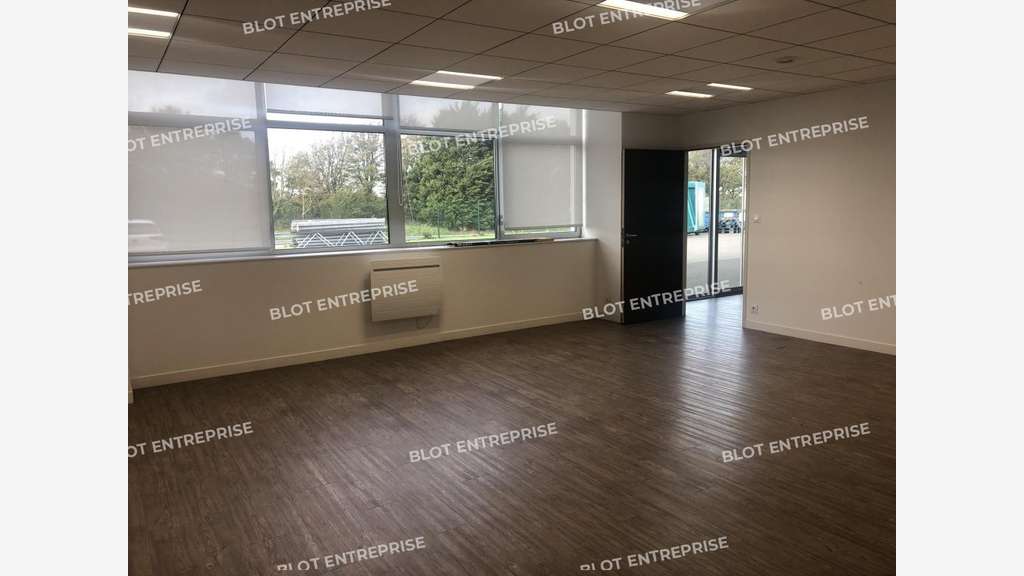 A louer bureaux 175m² à Landerneau au bord de RN12