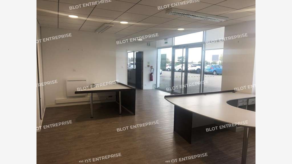 A louer bureaux 175m² à Landerneau au bord de RN12