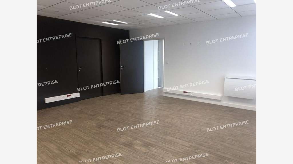 A louer bureaux 175m² à Landerneau au bord de RN12