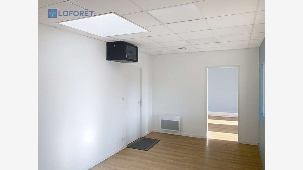 A louer bureaux 50m² à 75m² R+1 Landevant RN165 