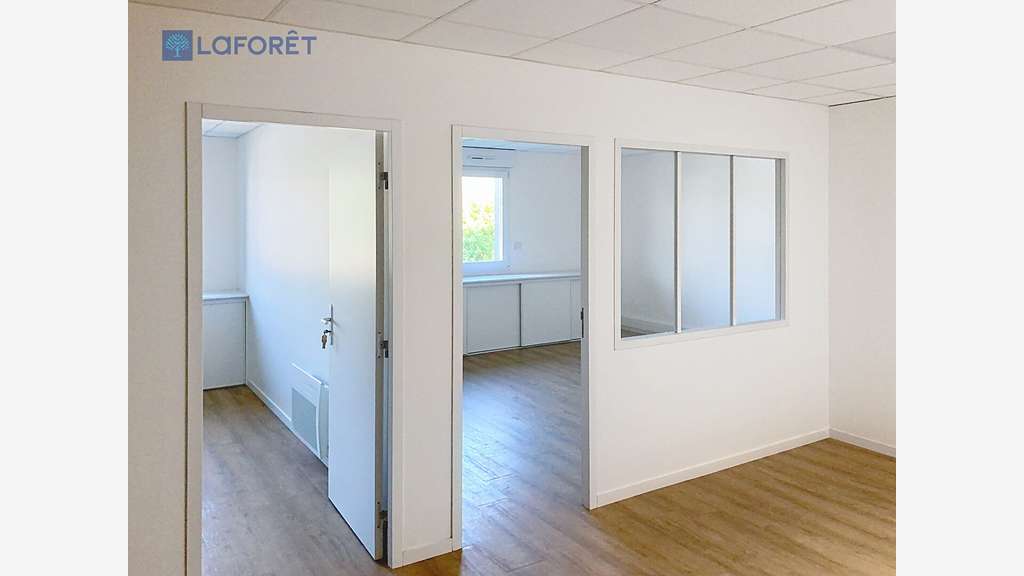 A louer bureaux 50m² à 75m² R+1 Landevant RN165 