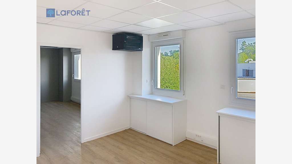 A louer bureaux 50m² à 75m² R+1 Landevant RN165 