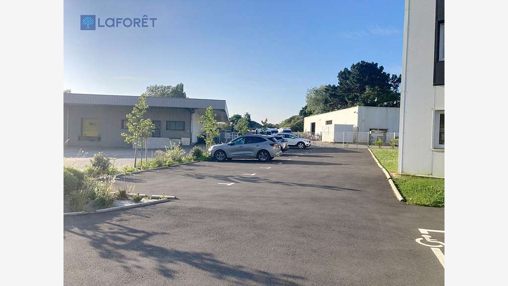 A louer bureaux 50m² à 75m² R+1 Landevant RN165 
