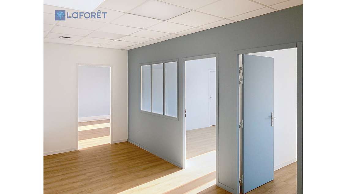 A louer bureaux 50m² à 75m² R+1 Landevant RN165 