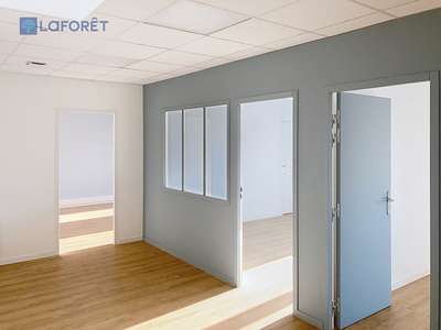 A louer bureaux 50m² à 75m² R+1 Landevant RN165 