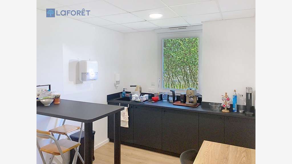 A louer bureaux 50m² à 75m² R+1 Landevant RN165 