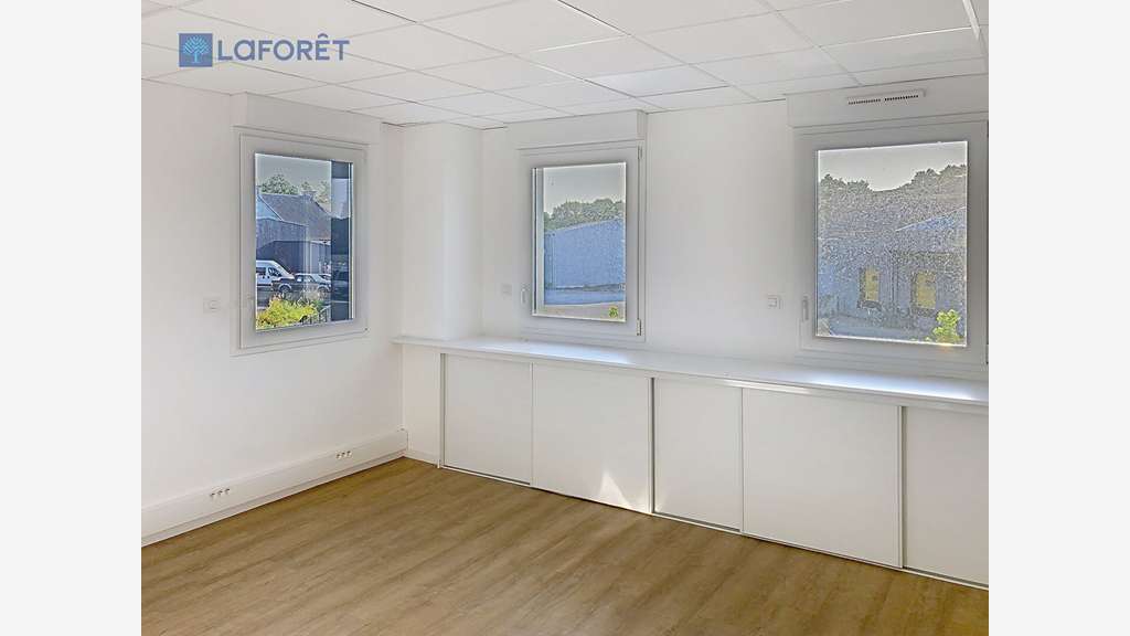 A louer bureaux 50m² à 75m² R+1 Landevant RN165 