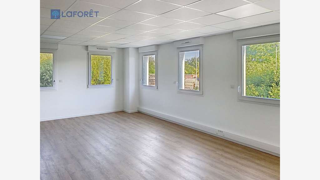 A louer bureaux 50m² à 75m² R+1 Landevant RN165 