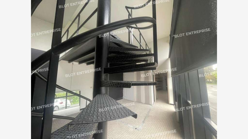 A louer bureaux 99m² PMR  à Langueux